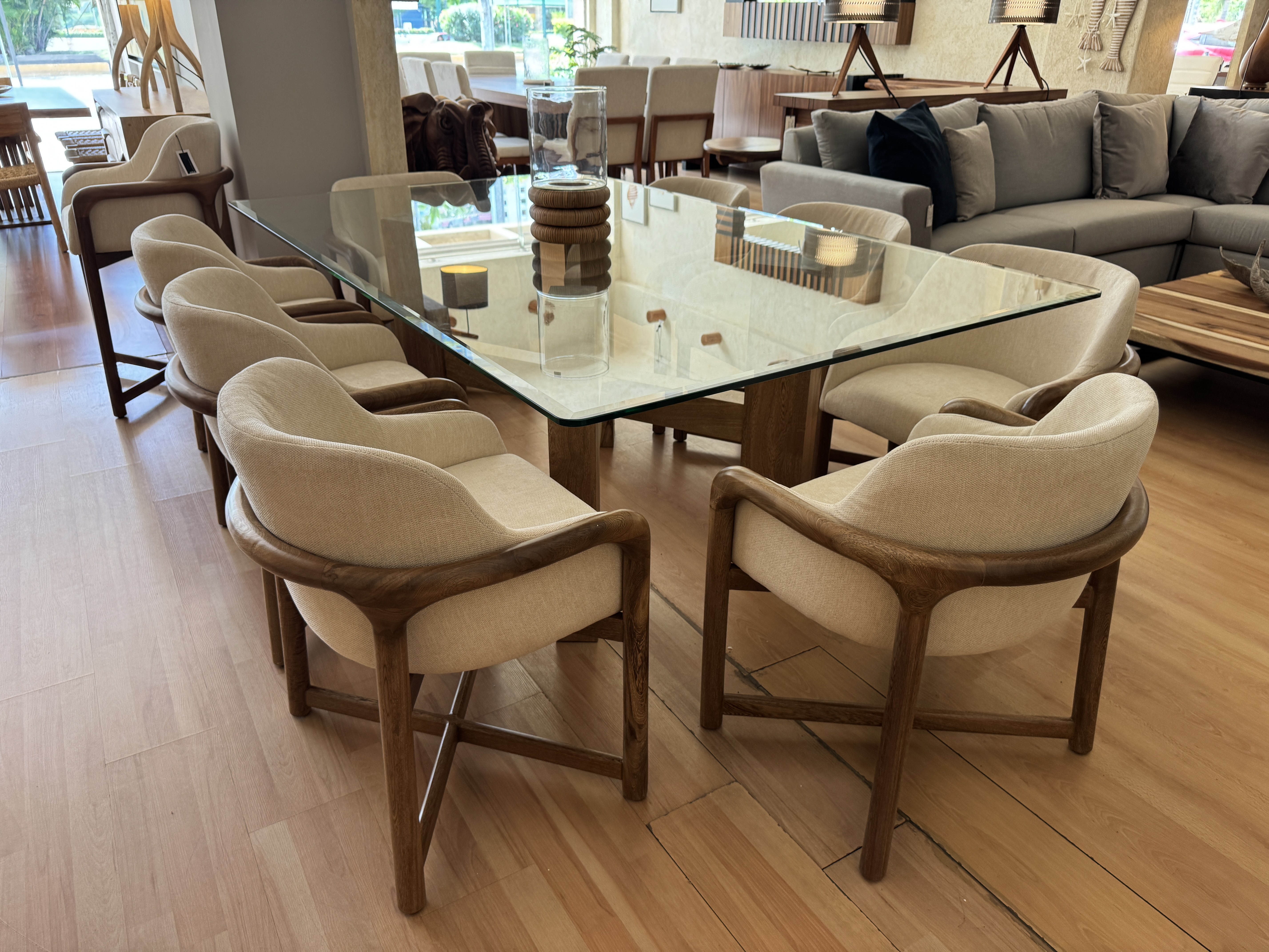 Comedor de madera con sillas de diseno